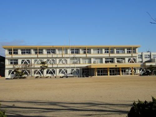 近くの高椋小学校まで550m(徒歩7分)