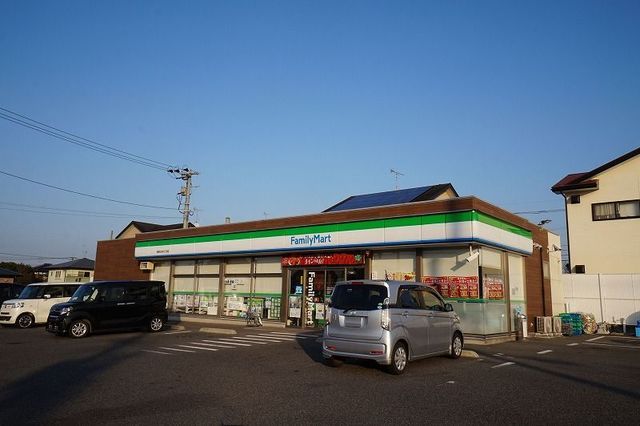 近くのファミリーマート松の木六丁目店まで750m（徒歩10分）