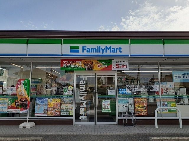 近くのファミリーマートまで500m(徒歩7分)