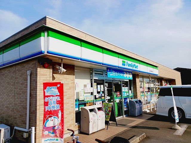 近くのファミリーマート富士宮中島店まで50m（徒歩1分）