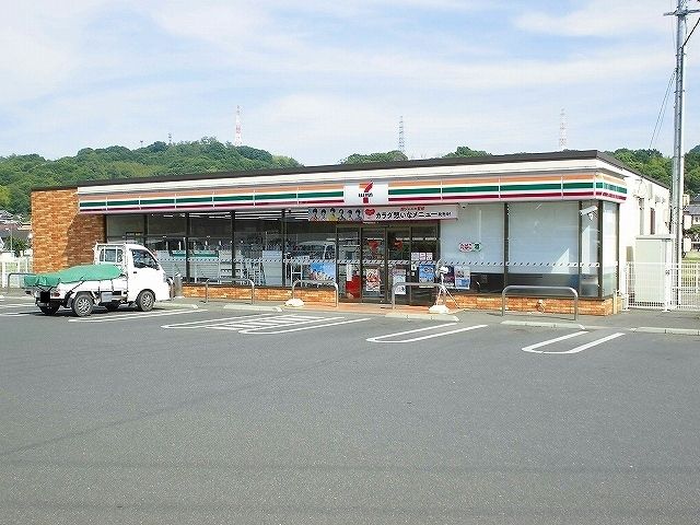 近くのセブンイレブン坪生町店まで1,100m（徒歩14分）