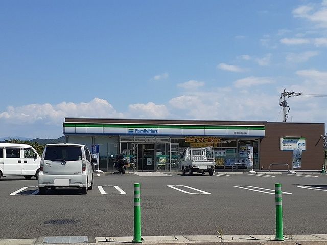 近くのファミリーマート富合小岩瀬店まで230m（徒歩3分）