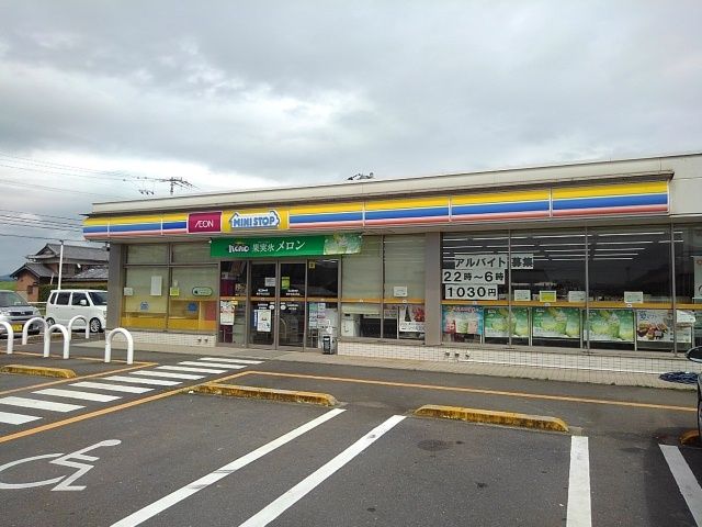 近くのコンビニまで800m（徒歩10分）