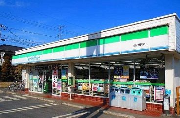 近くのファミリーマート小坂旭町店まで700m（徒歩9分）