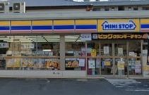 近くのミニストップ横須賀大矢部店まで181m(徒歩3分)