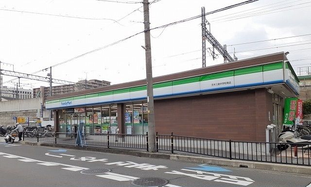 近くのファミリーマート様まで100m（徒歩2分）