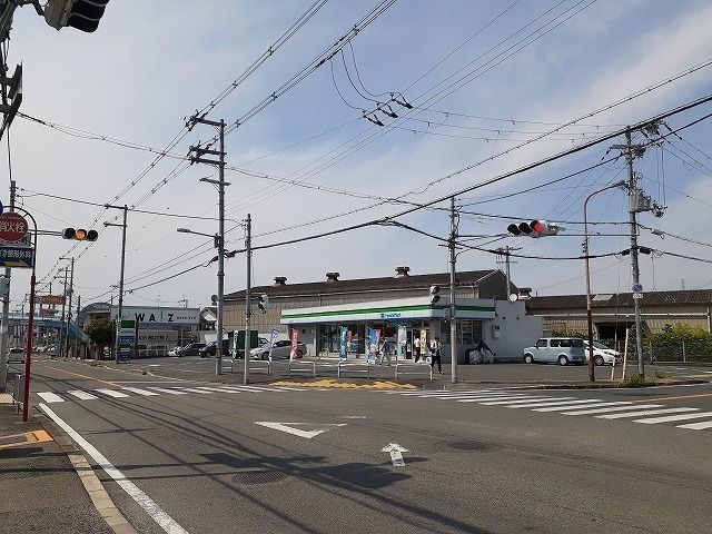 近くのコンビニまで300m（徒歩4分）