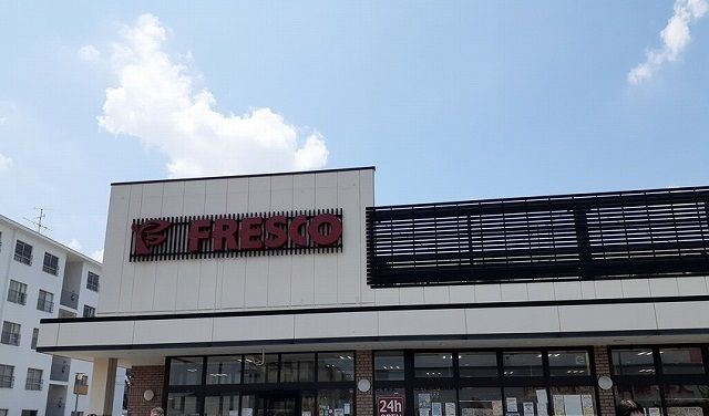 近くのフレスコ 鮎川店まで750m(徒歩10分)