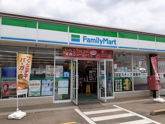 近くのファミリーマート坂東辺田店まで1,300m（徒歩17分）