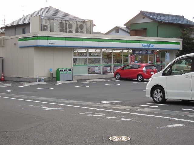 近くのコンビニまで300m（徒歩4分）