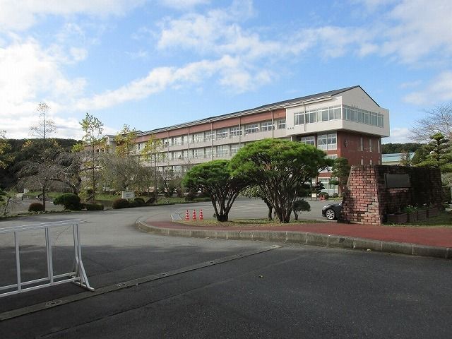 近くの烏山中学校まで4,600m（徒歩58分）