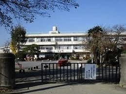 近くの男衾小学校まで2,700m（徒歩34分）