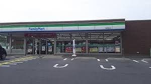 近くのファミリーマート富田店まで350m（徒歩5分）