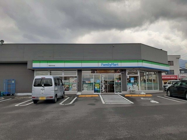 近くのファミリーマート新居浜中村店様まで500m（徒歩7分）