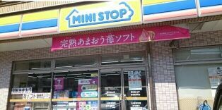 近くのコンビニまで825m（徒歩11分）