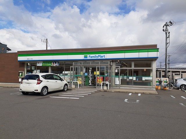 近くのファミリーマート　みどり町店まで482m（徒歩7分）