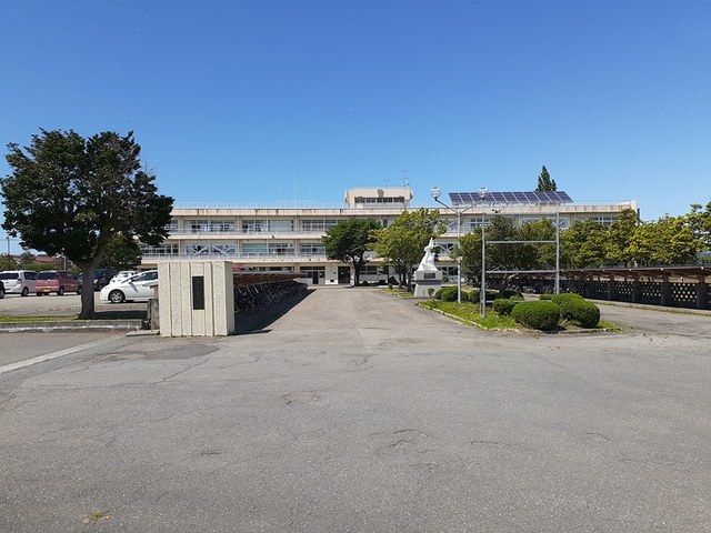 近くの藤島中学校まで595m(徒歩8分)