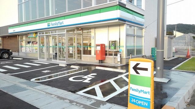 近くのファミリーマート福島黒岩店まで300m（徒歩4分）