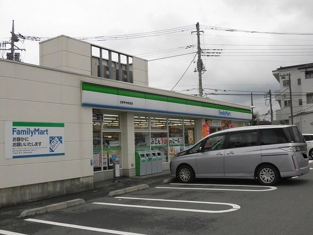 近くのファミリーマートまで550m（徒歩7分）