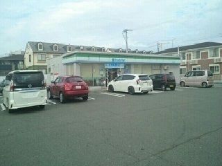 近くのファミリーマート様まで210m(徒歩3分)