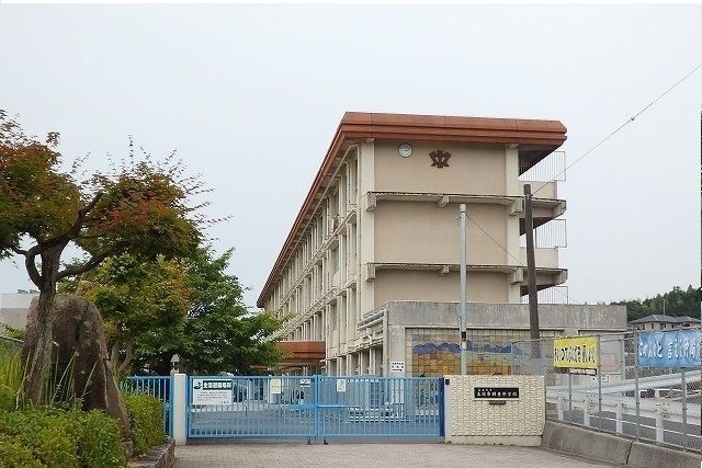 近くの五日市観音中学校まで1,400m（徒歩18分）