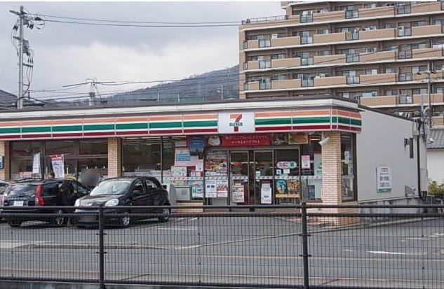 近くのコンビニまで700m（徒歩9分）