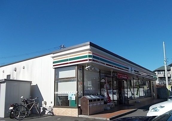 近くのコンビニまで600m（徒歩8分）