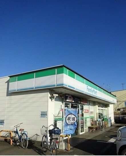 近くのファミリーマートまで130m（徒歩2分）
