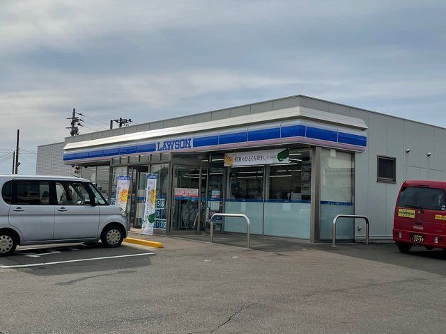 近くのコンビニまで300m（徒歩4分）