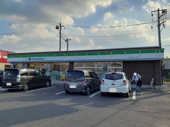 近くのファミマ　西大宮バイパス店まで400m（徒歩5分）