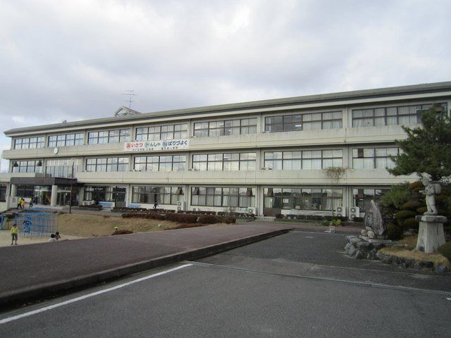 近くの市立蒲生東小学校まで679m(徒歩9分)