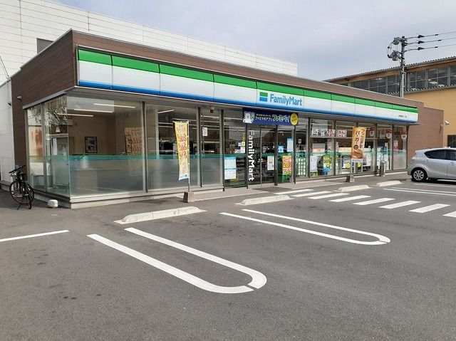 近くのファミリーマートまで800m（徒歩10分）
