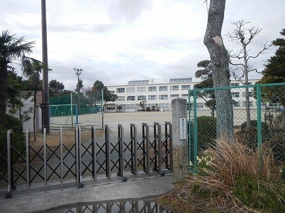 近くの豊橋大村小学校まで400m（徒歩5分）