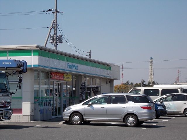 近くのファミリーマート市原岩崎店まで400m（徒歩5分）
