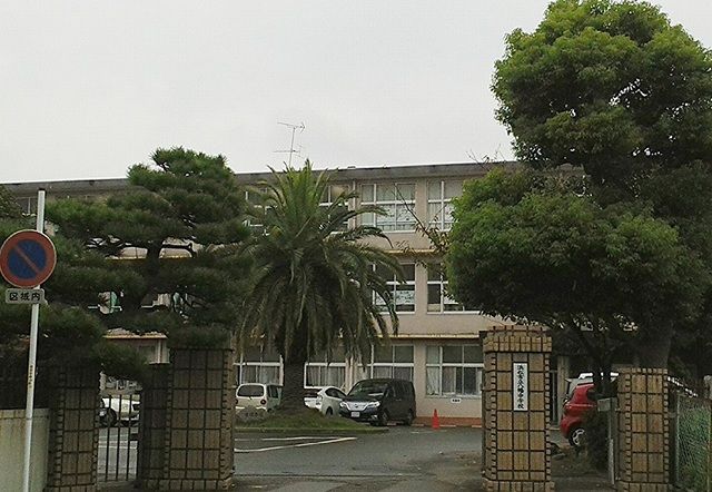 近くの浜松市立八幡中学校まで650m(徒歩9分)