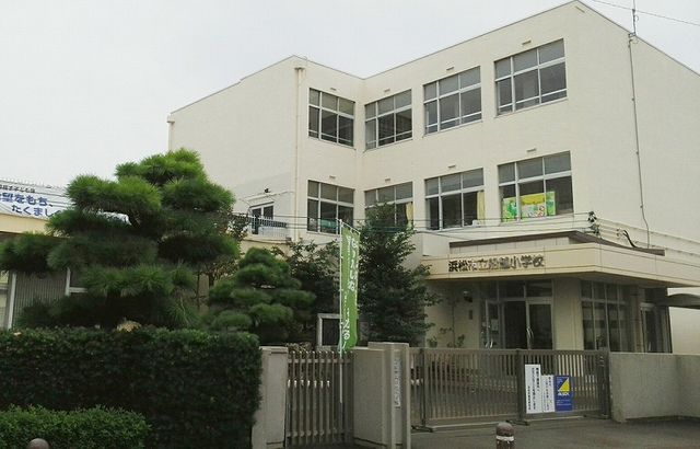 近くの浜松市立船越小学校まで500m(徒歩7分)