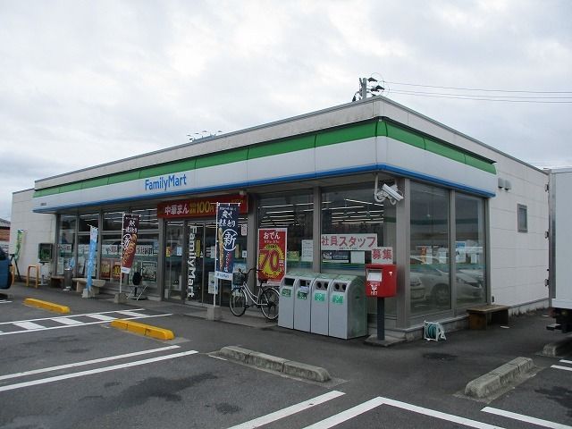 近くのファミリーマート串間西浜店まで220m（徒歩3分）