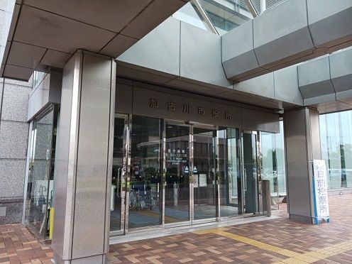 近くの加古川市役所まで1,400m（徒歩18分）