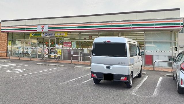 近くのコンビニまで700m（徒歩9分）