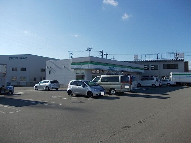 近くのファミリーマートまで230m(徒歩3分)