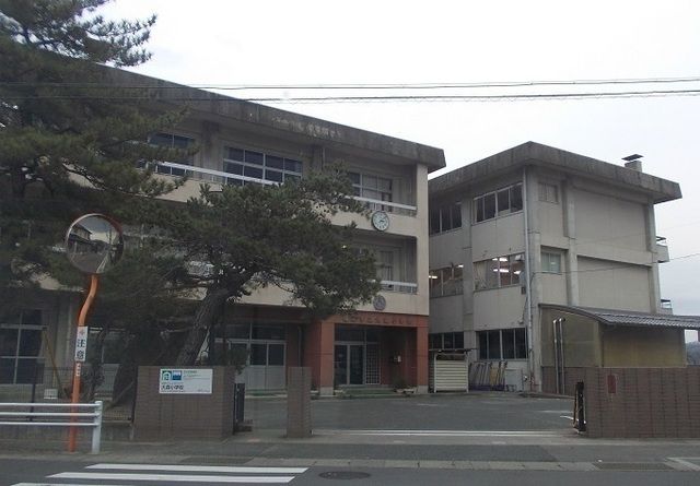 近くの福島市立大森小学校まで1,000m（徒歩13分）