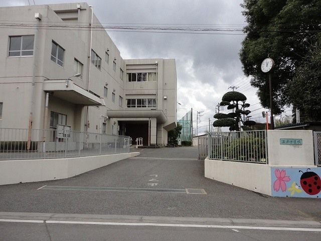 近くの市原市立湿津中学校まで1,600m（徒歩20分）