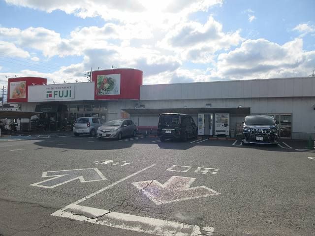 近くのフジ高岡店様まで1,100m（徒歩14分）