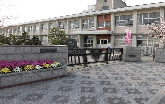 近くの東与賀小学校まで970m（徒歩13分）