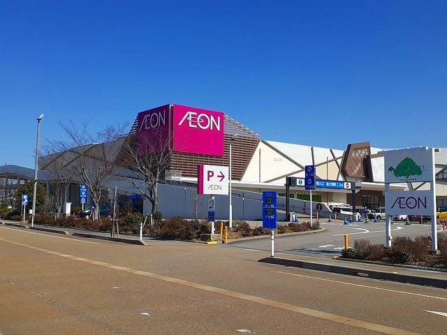 近くのイオンモールとなみまで700m（徒歩9分）