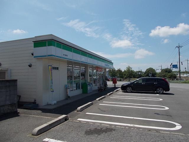 近くのファミリーマートまで750m（徒歩10分）