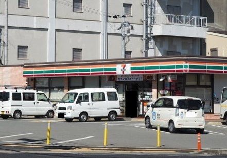 近くのセブンイレブン大久保西店まで500m(徒歩7分)