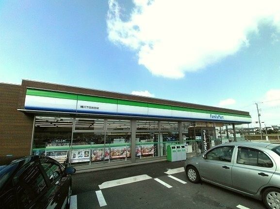 近くのファミリーマート桶川下日出谷店まで510m（徒歩7分）