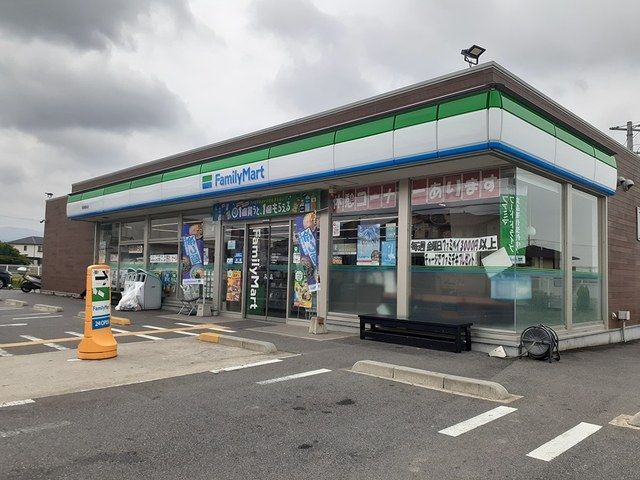 近くのファミリーマート様まで603m（徒歩8分）