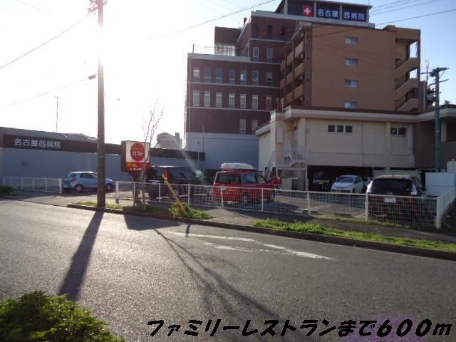 近くのガストまで600m（徒歩8分）